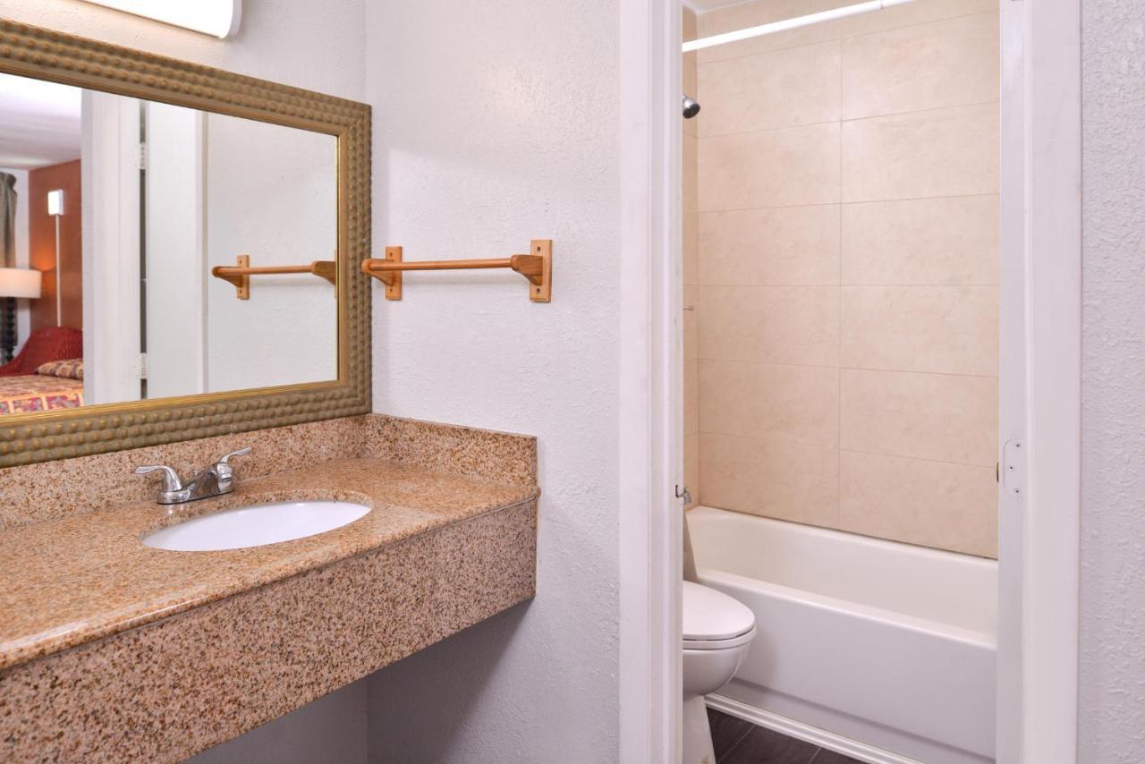 Americas Best Value Inn Richmond South Bellwood Buitenkant foto